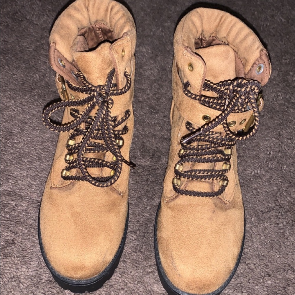 Boots - Picture 4 of 5